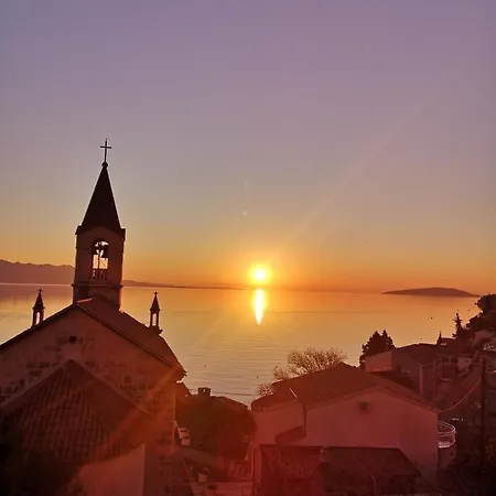 Royal View 1, Lukic