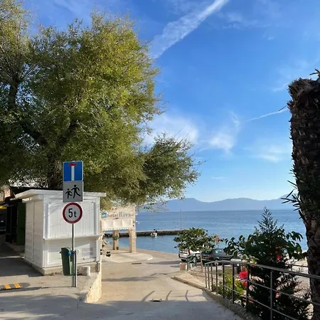Royal View 1, Lukic * Brist